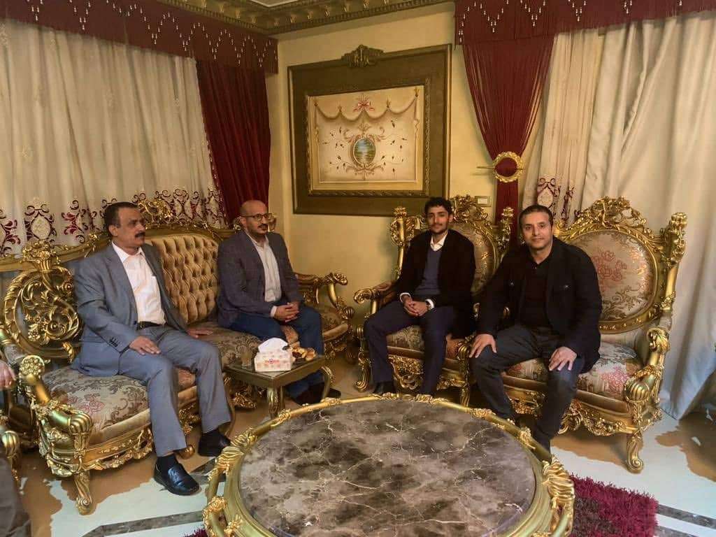 العميد طارق صالح يقدم واجب العزاء لآل العواضي