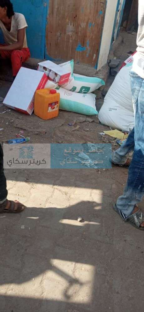 يحدث الآن.. توزيع مواد غذائية لهذه الفئة بعدن
