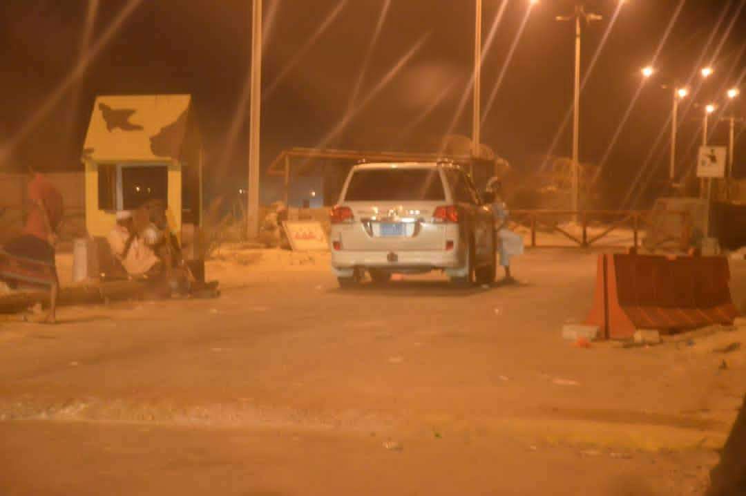 باعوم وحيدا بالنقطة منتظر السماح له بالعودة إلى منزله