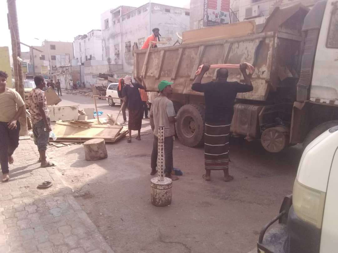 مدير عام المنصورة يؤكد حرص قيادة السلطة المحلية في إزالة المظاهر المشوهة وتنظيم الشوارع العامة بالمديرية