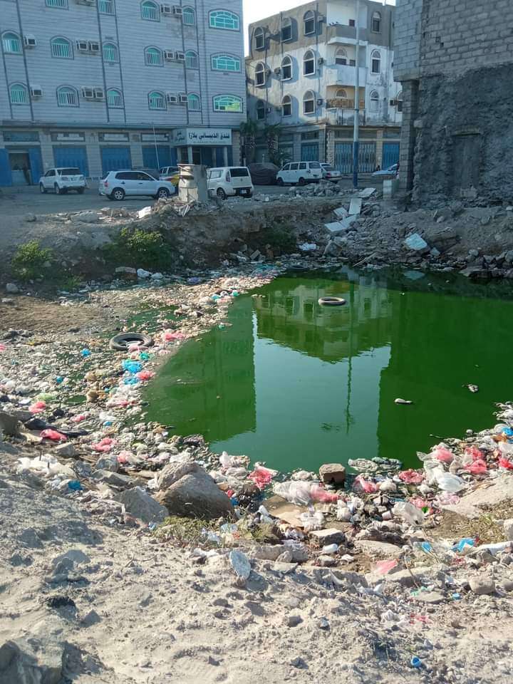 طفح مياه الصرف الصحي في احد أحياء خور مكسر(صورة)