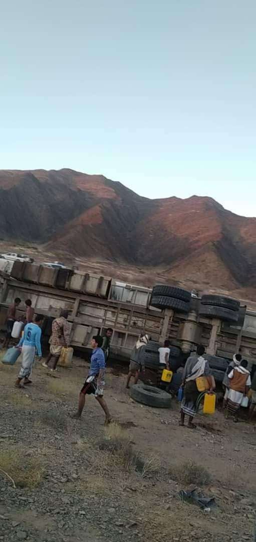 بالصور.. إنقلاب قاطرة بترول بالطريق الرابط بين مرخة ونصاب في شبوة