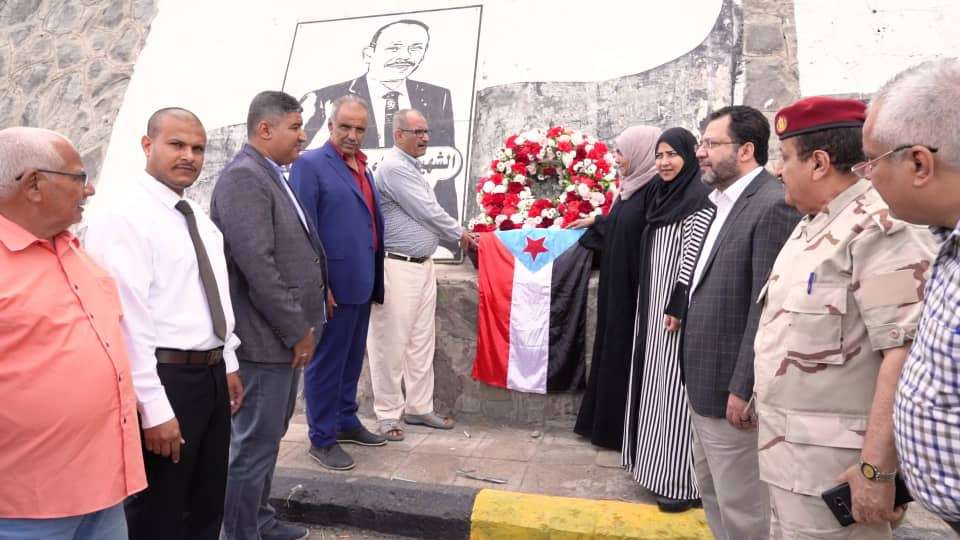&rlm;في الذكرى السادسة لاستشهاده.. نائب الأمين العام للانتقالي يضع إكليلاً من الزهور بموقع استشهاد اللواء جعفر محمد سعد