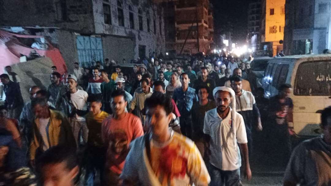 بالصور.. المئات يشيعون مسؤول محلي تعرض لعملية اغتيال في عدن