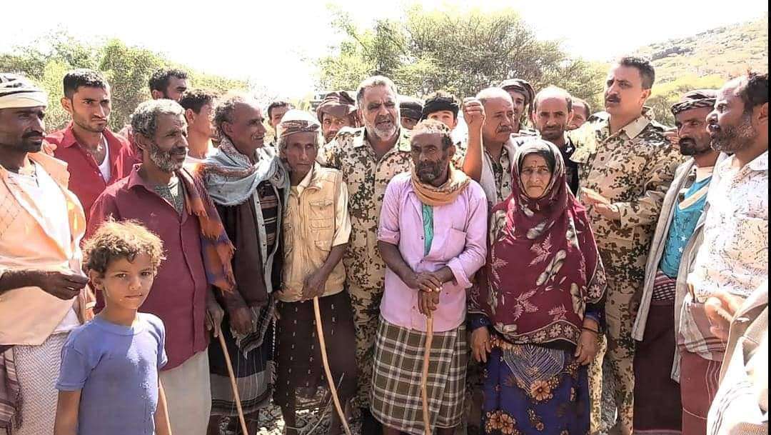 إنسانية المقاومة الوطنية تغيث النازحين غرب تعز بمساعدات إيوائية وغذائية طارئة