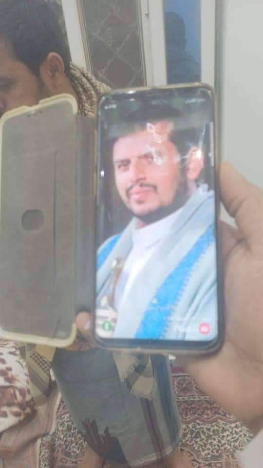 شاهد بالصورة .. ماذا وجد في تلفون أحد المقاتلين التابعين لجماعة الحوثي