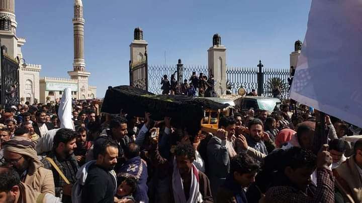 عاجل :الالاف بصنعاء يشبعون جثمان الشاب السنباني