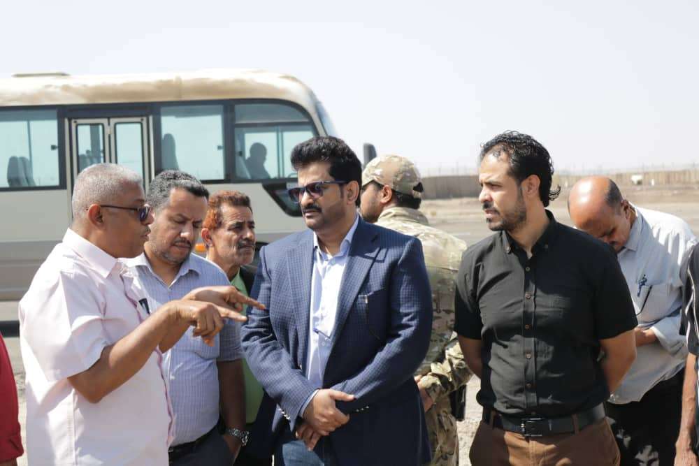 نائب وزير النقل يطلع على الخلل الفني بمطار عدن