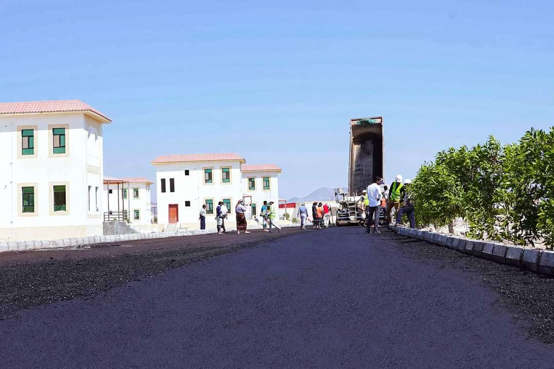 بالصور.. سفلتة شوارع منتجع سياحي في شبوة
