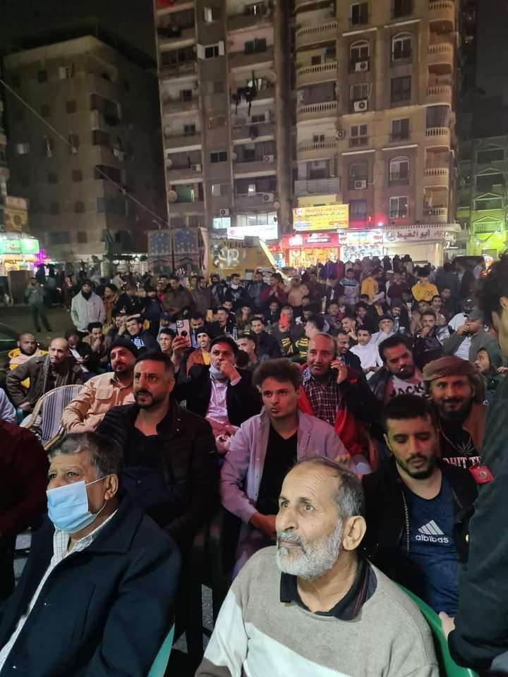 بالصورة .. العشرات يحتشدون وسط العاصمة المصرية القاهرة لمتابعة مباراة المنتخب اليمني
