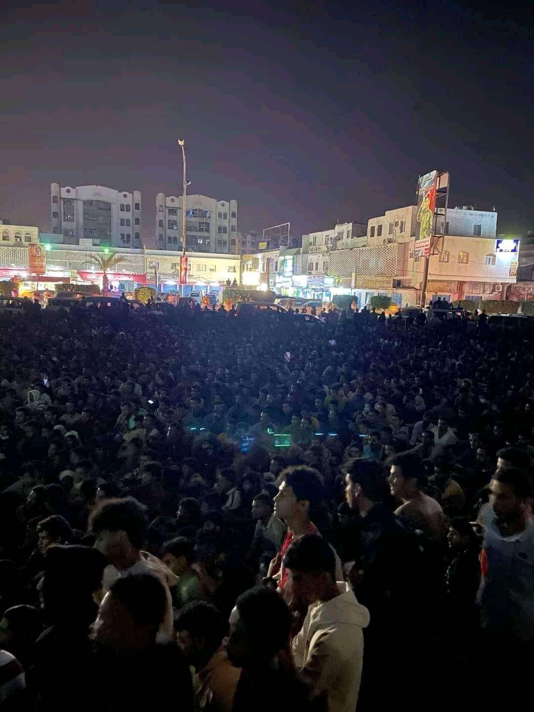 عاجل : العشرات يخرجون للشوارع في أحياء عدن مرددين حيو اليماني حيوه عاجل : العشرات يخرجون للشوارع في أحياء عدن مرددين حيو اليماني حيوه