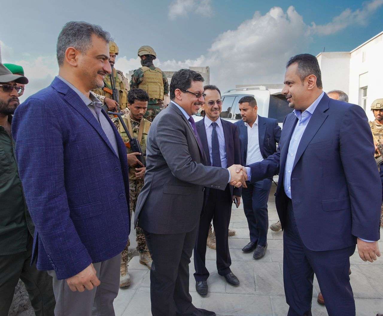 رئيس الوزراء ومحافظ عدن يستقبلون وزير الخارجية بعدن