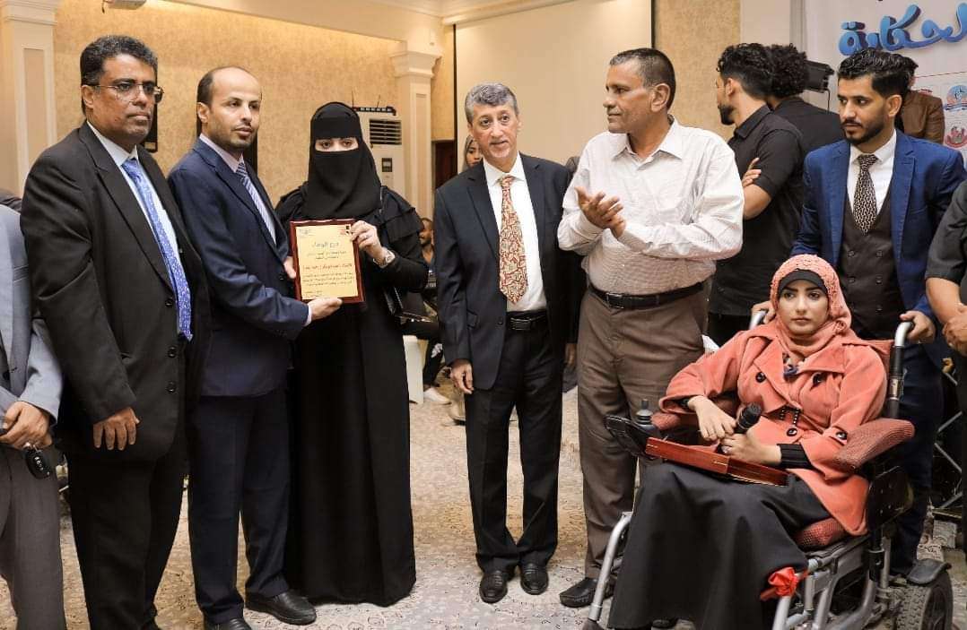 ذوي الهمم والسلطه المحلية تكرم مؤسس العمل الإجتماعي في عدن ايوب ابوبكر بدرع الوفاء