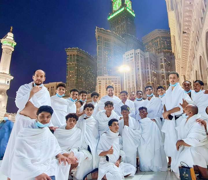 منتخبنا الوطني للناشئين يؤدي مناسك العمرة(صور)