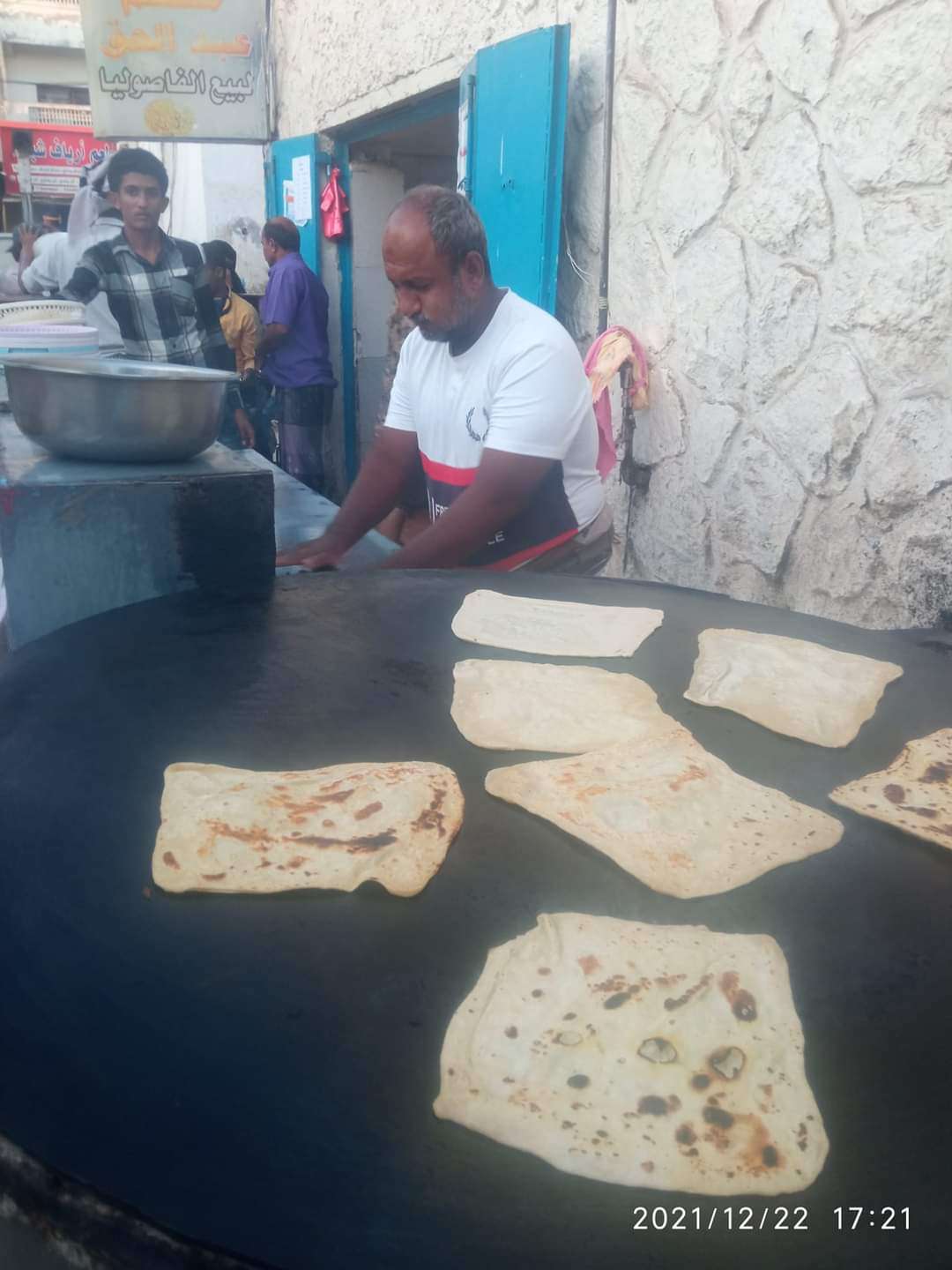 اول مطعم يقوم بخفض أسعاره بعدن