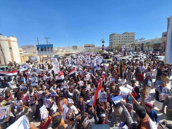 بالصور .. مظاهرات حاشدة وغير مسبوقة وسط مدينة عتق دعمآ لمحافظ شبوة