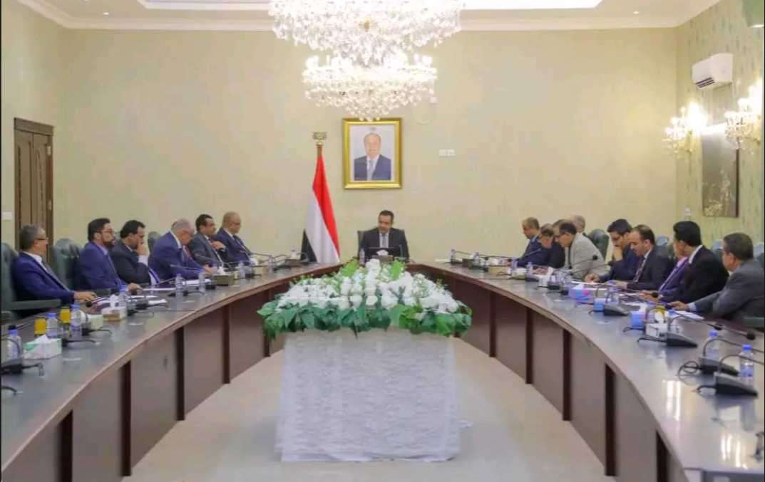 رئيس الوزراء يرأس اجتماعا استثنائيا لمجلس الوزراء في العاصمة المؤقتة عدن