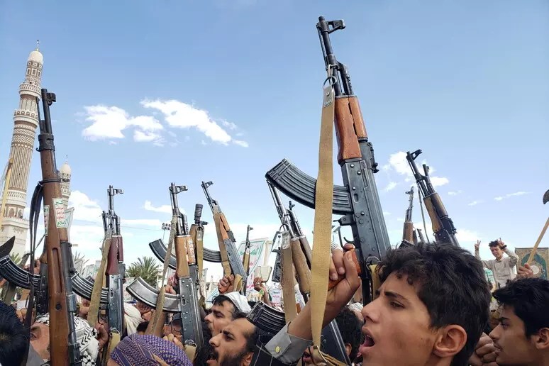Yemen se levanta: Protestas contra EE.UU. e Israel / Masas en Yemen desafían a EE.UU. e Israel con protestas armadas en Saná y otras ciudades tras ataques mortales. / Actualidad / Estados Unidos / 📷 ANSA