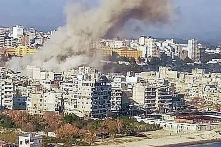 Explosión en Latakia: tres muertos y varios heridos / Una explosión en Latakia deja 3 muertos y 12 heridos; el caos reina mientras equipos de rescate buscan a más víctimas. / Actualidad / Siria / 📷 ANSA