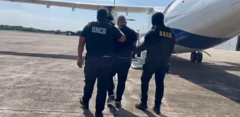 Dominicano extraditado a EE. UU. por narcotráfico en Nueva York / DNCD entrega a Joaquín Núñez Díaz a U.S. Marshals, acusado de traficar más de 5 kg de cocaína a Nueva York. Fue arrestado en Santo Domingo Este. / Judicial / cocaína /