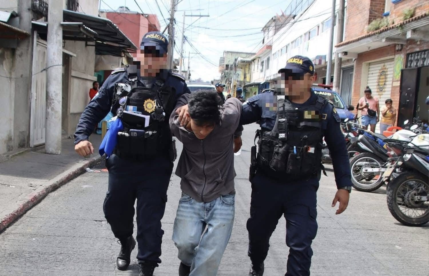 PNC de Guatemala captura a pandilleros de la Mara 18 antes de un ataque armado en Villa Canales / La Policía Nacional Civil de Guatemala frustra un ataque armado en Villa Canales, capturando a dos pandilleros de la Mara 18, Jhonatan Misael Ramos, alias “Pinky”, y un menor de 14 años, alias “Tripa”, con un arma y una motocicleta robada. / Seguridad / ataque armado /