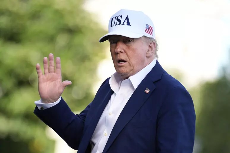 Trump inicia envío de cartas sobre aranceles con 10% adicional para países BRICS / Donald Trump confirma el envío de cartas sobre aranceles a partir de hoy, 8 de julio de 2025, con un adicional del 10% para países alineados con las políticas "antiestadounidenses" de los BRICS. / Geopolítica / aranceles /