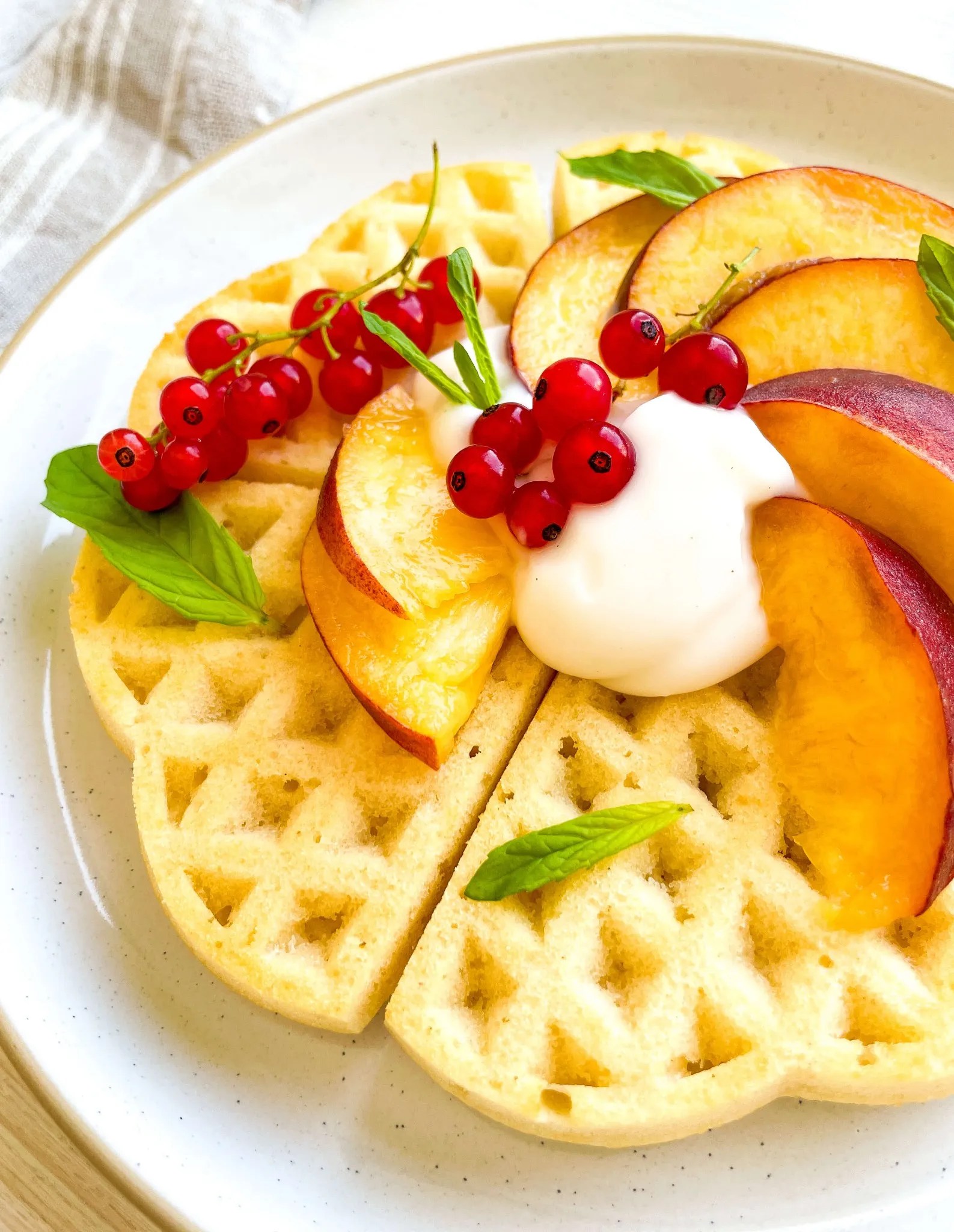 🧇 Vanilla Dream Protein Vafler med fersken & cremet topping