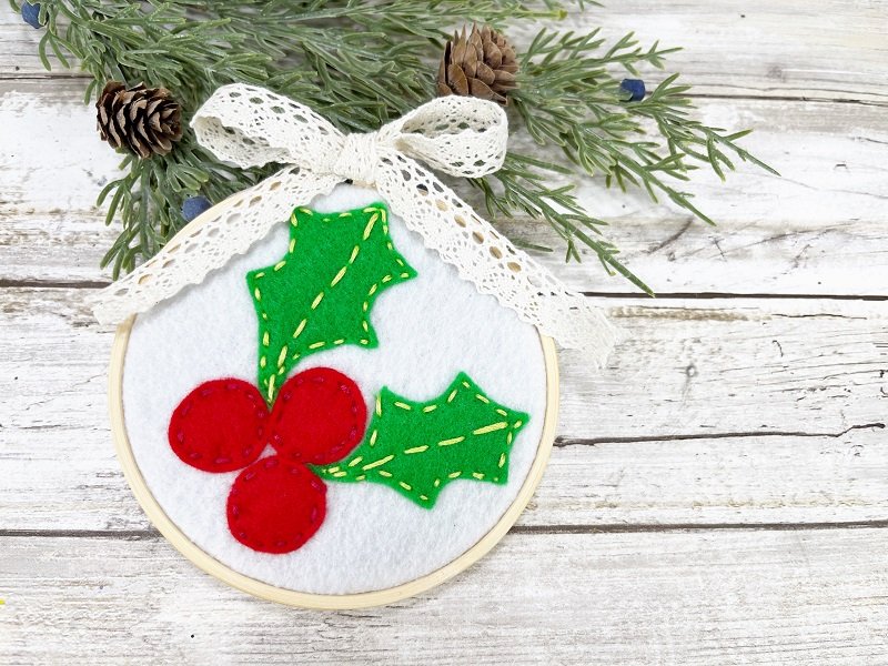 Easy Felt Hoop Ornament for Christmas Creatively Beth #creativelybeth #kuninfelt #feltcraft #hoop #embroideryhoop #freepatterns #christmas #ornament #diy #craft