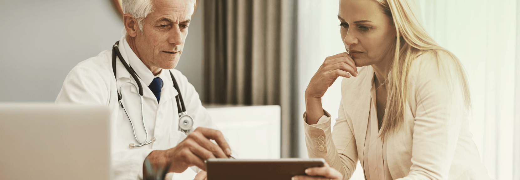 Doctor_reviews_content_with_patient