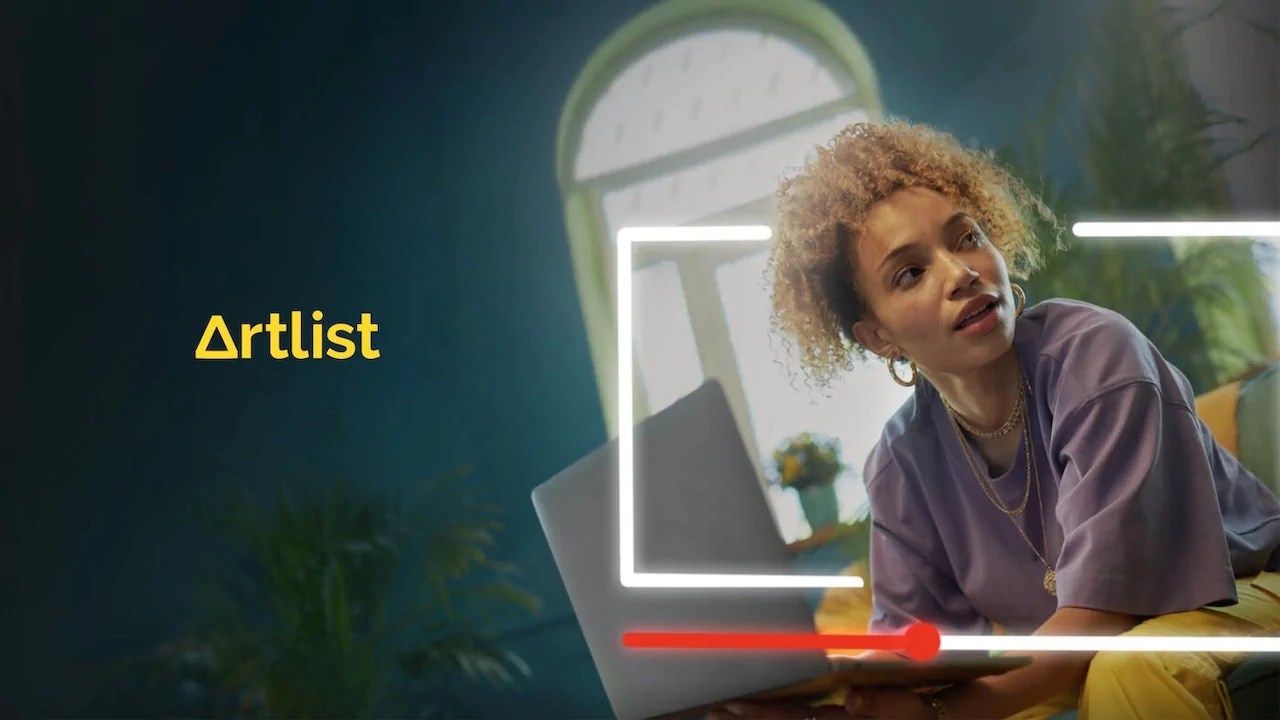 Artlistのロゴと大きな窓のある部屋にいる女性。