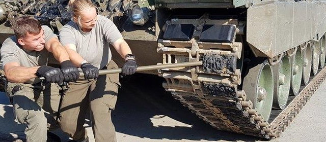 戦車の履帯に付けられたゴムパッド、交換はこのように