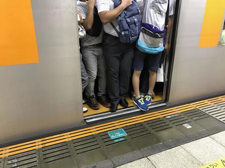 【謎】満員電車「密集します！手すり触ります！汗臭いです！」 ← これでコロナにかからない理由