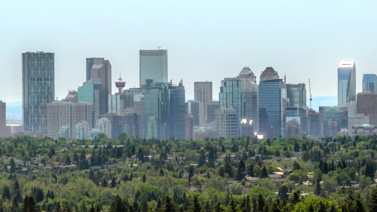 Pogled na neboderški centar Calgaryja u kanadskoj pokrajini Alberti
