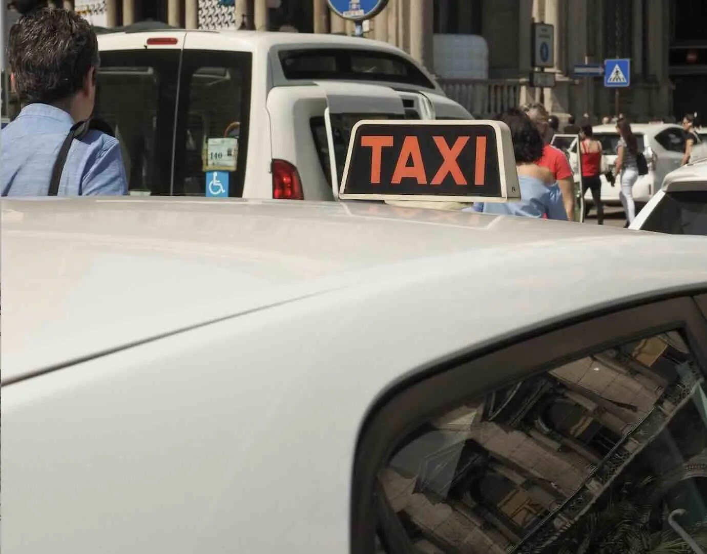 Napoli, quattro autisti abusivi di taxi e NCC scoperti in operazione di polizia