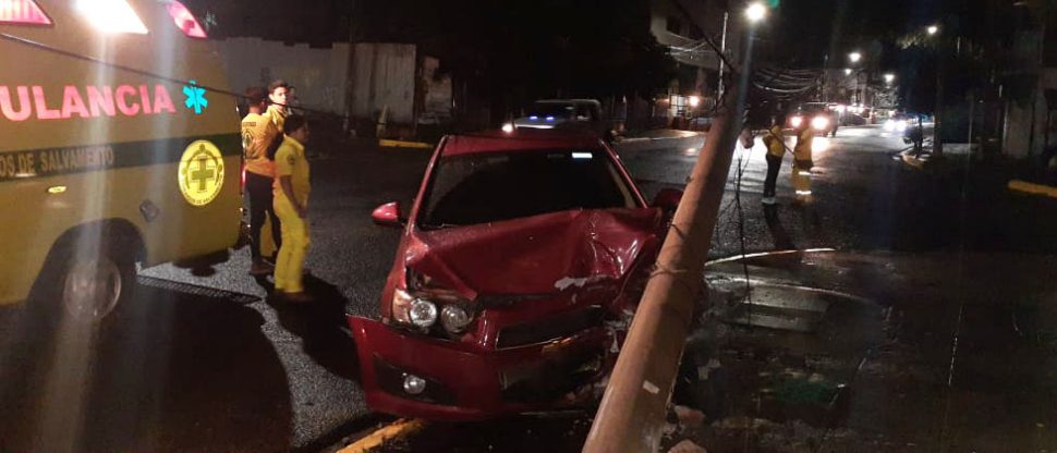 Conductor se da a la fuga tras chocar en el centro de San Salvador ...