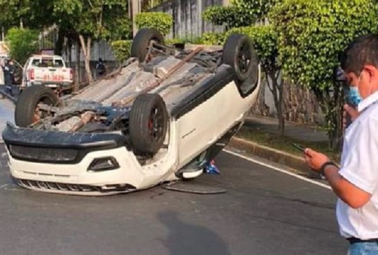 VIDEO | Conductor vuelca con su camioneta y sale ileso en colonia ...