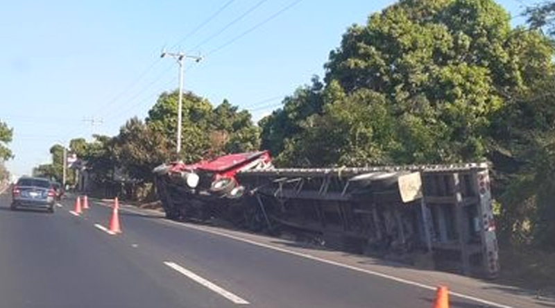 Conductor de rastra pierde el control y vuelca en carretera a Sonsonate ...