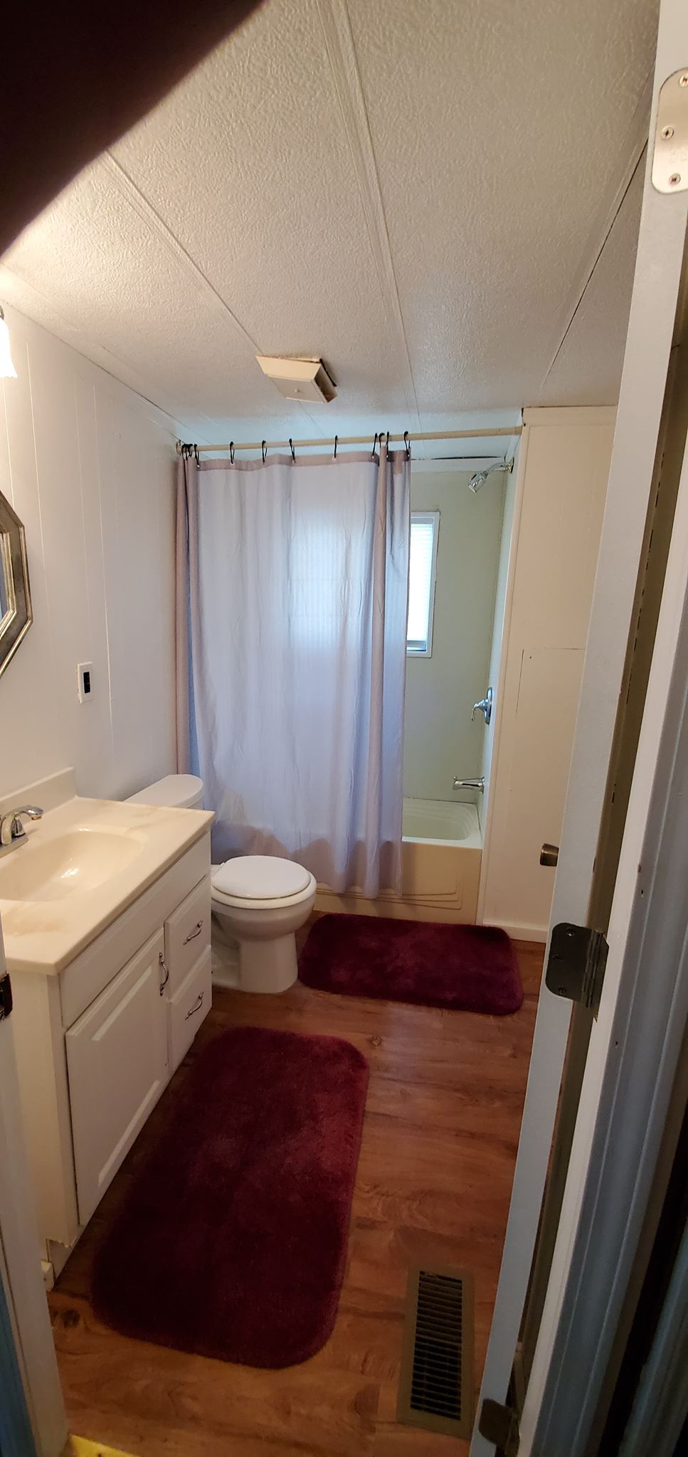 Bath 2 - in hallway adjacent to bedrooms and dinning room