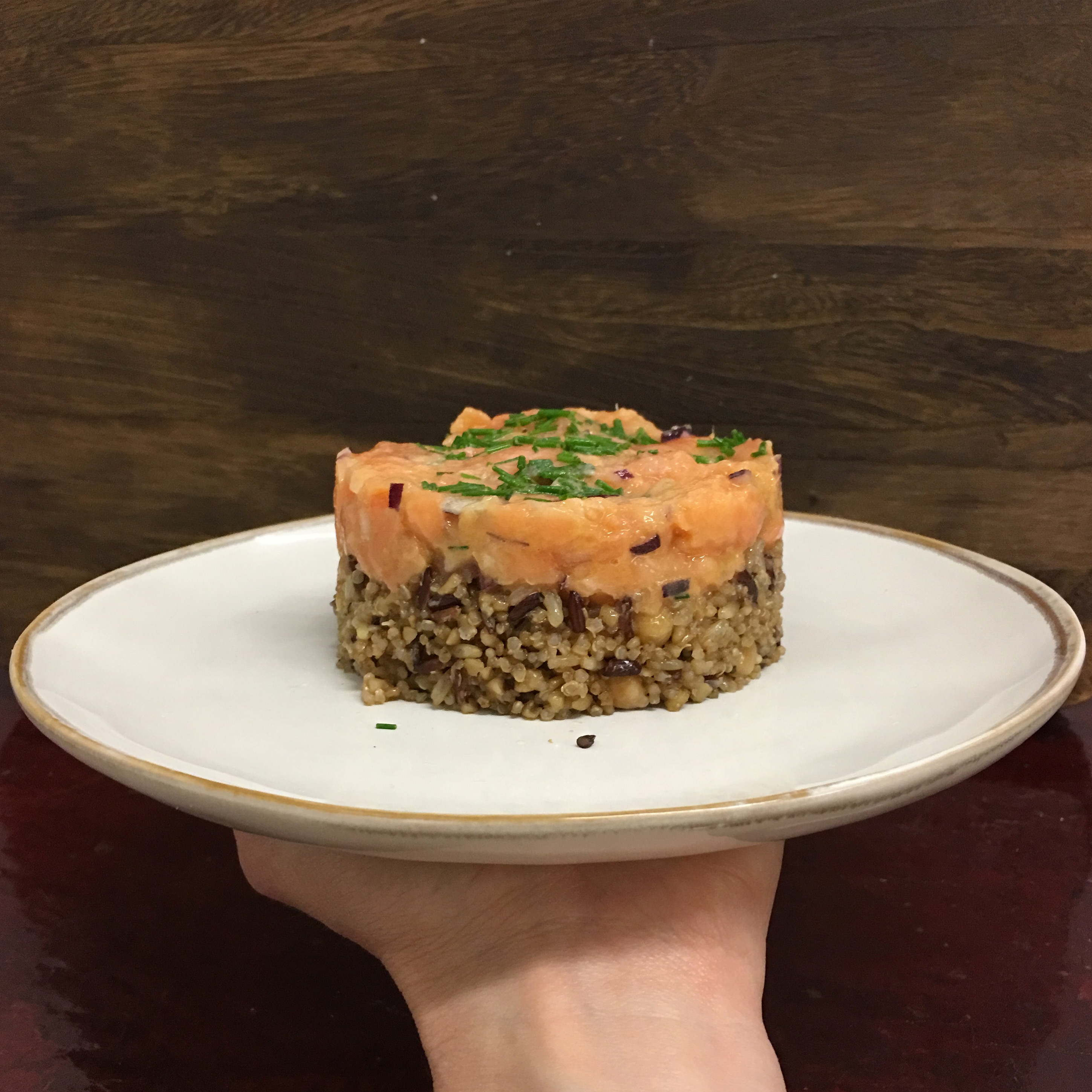 Tártaro de Salmão em cama de arroz integral e grão. Receita aqui.