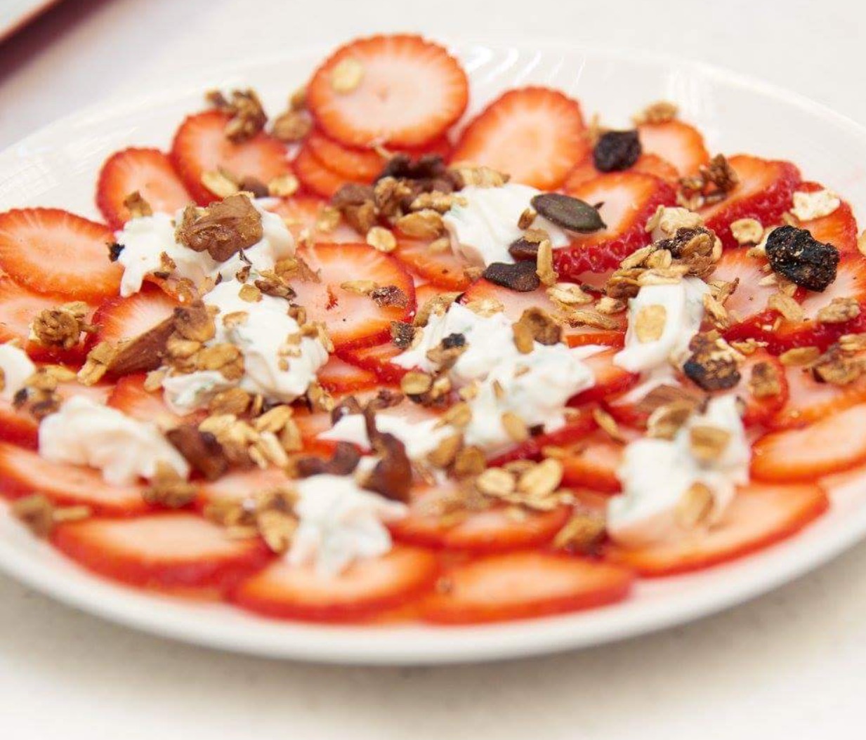 Carpaccio de morango com granola. By cru com pinta.
