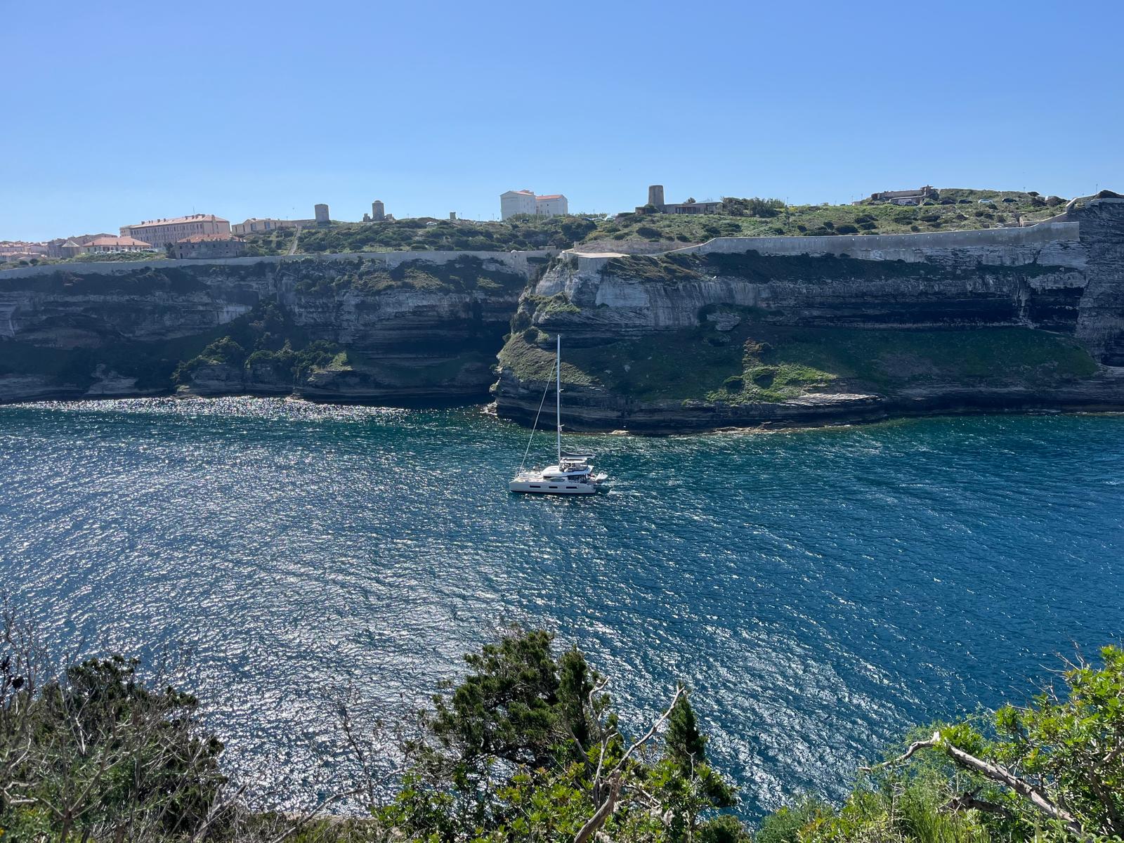 Catamaran au mouillage devant les falaises de Bonifacio