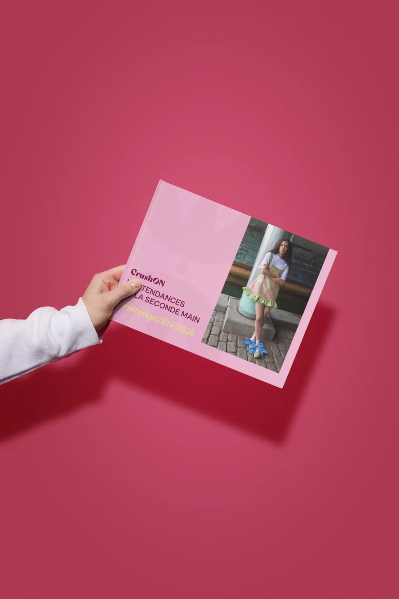 Femme tenant le cahier de tendances seconde main Printemps-Été 2026 CrushON