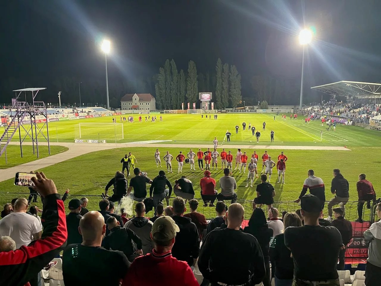 Mondjuk én nem értek hozzá, de azért megpróbálkoztam volna azzal, hogy helyzeteket alakítok ki, mert