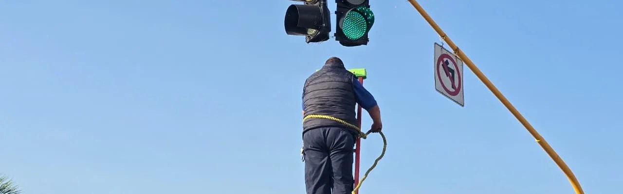 GOBIERNO DE CUAUTLA REALIZA CORRECCIÓN DE SEMÁFORO EN AVENIDA REFORMA DE CUAUTLIXCO 1 SEMAFORO2