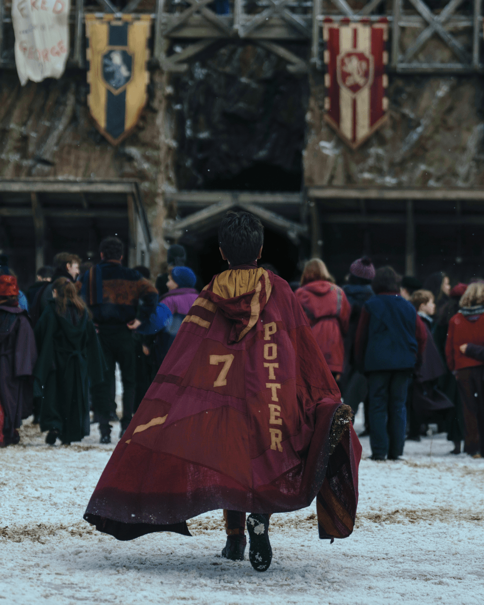 HBO『ハリー・ポッター』新シリーズ、初のスチール画像が公開－雪のホグワーツを新たなハリーが歩く