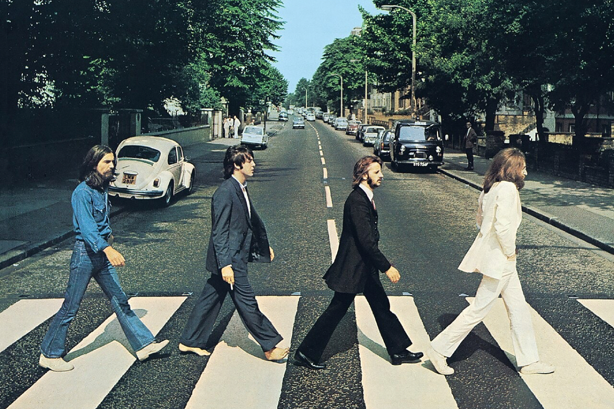【あの横断歩道】ポール・メスカルら主演４人がビートルズに！映画４部作の撮影で伝説の『アビイ・ロード』ジャケットをロンドンで再現