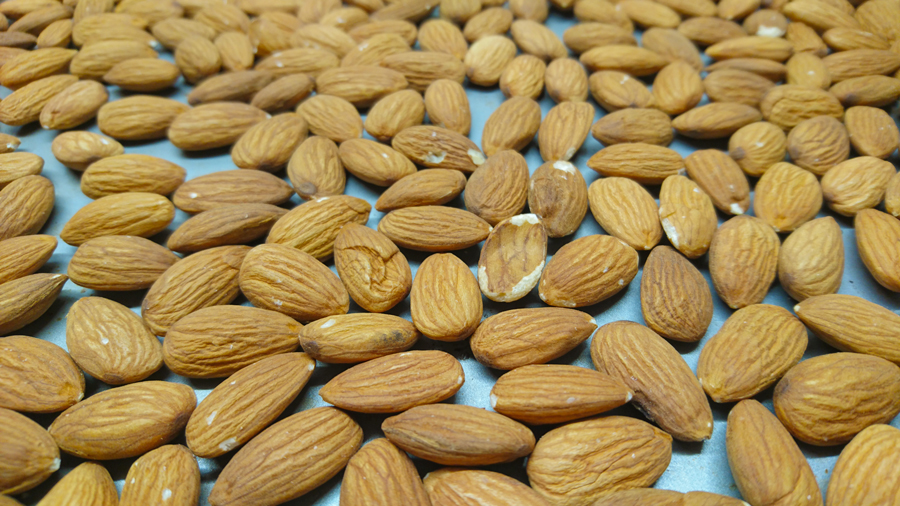 Mandeln, die warten geröstet zu werden...