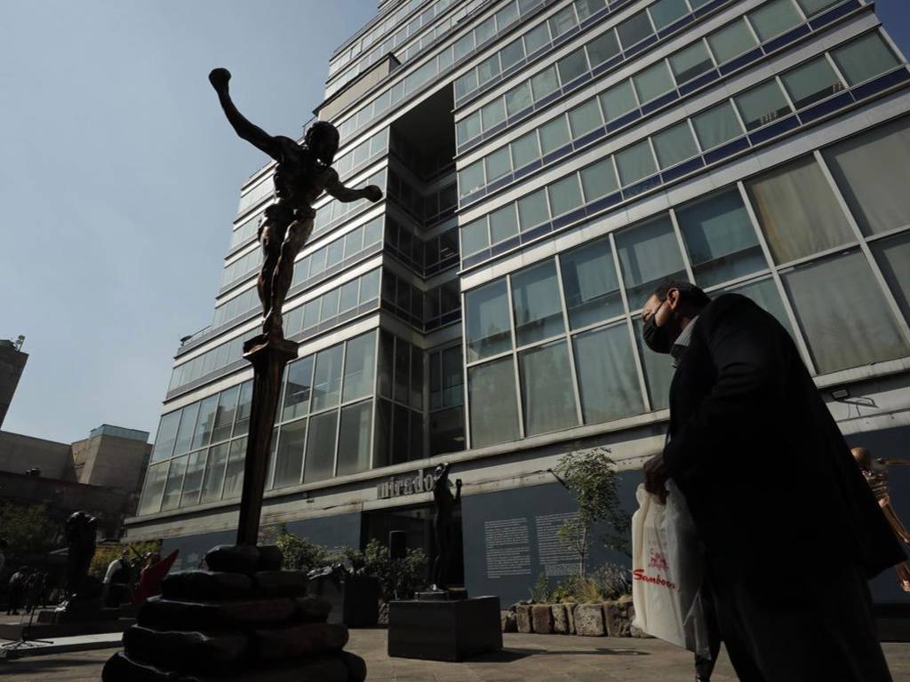Dalí y rodin pasean por el centro histórico de la ciudad de méxico