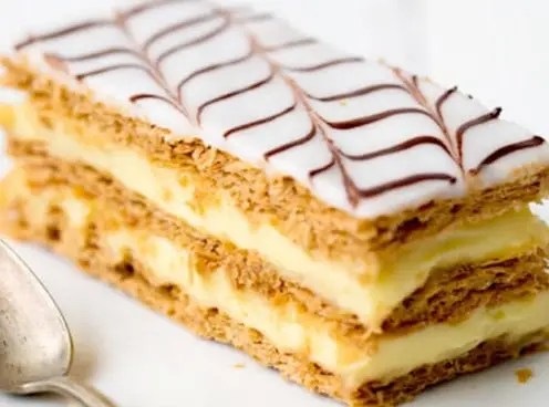 Mille-feuille traditionnel glacé au fondant et marbré de chocolat