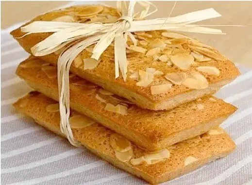 Financiers minute dorés en forme de lingot, aux amandes effilées